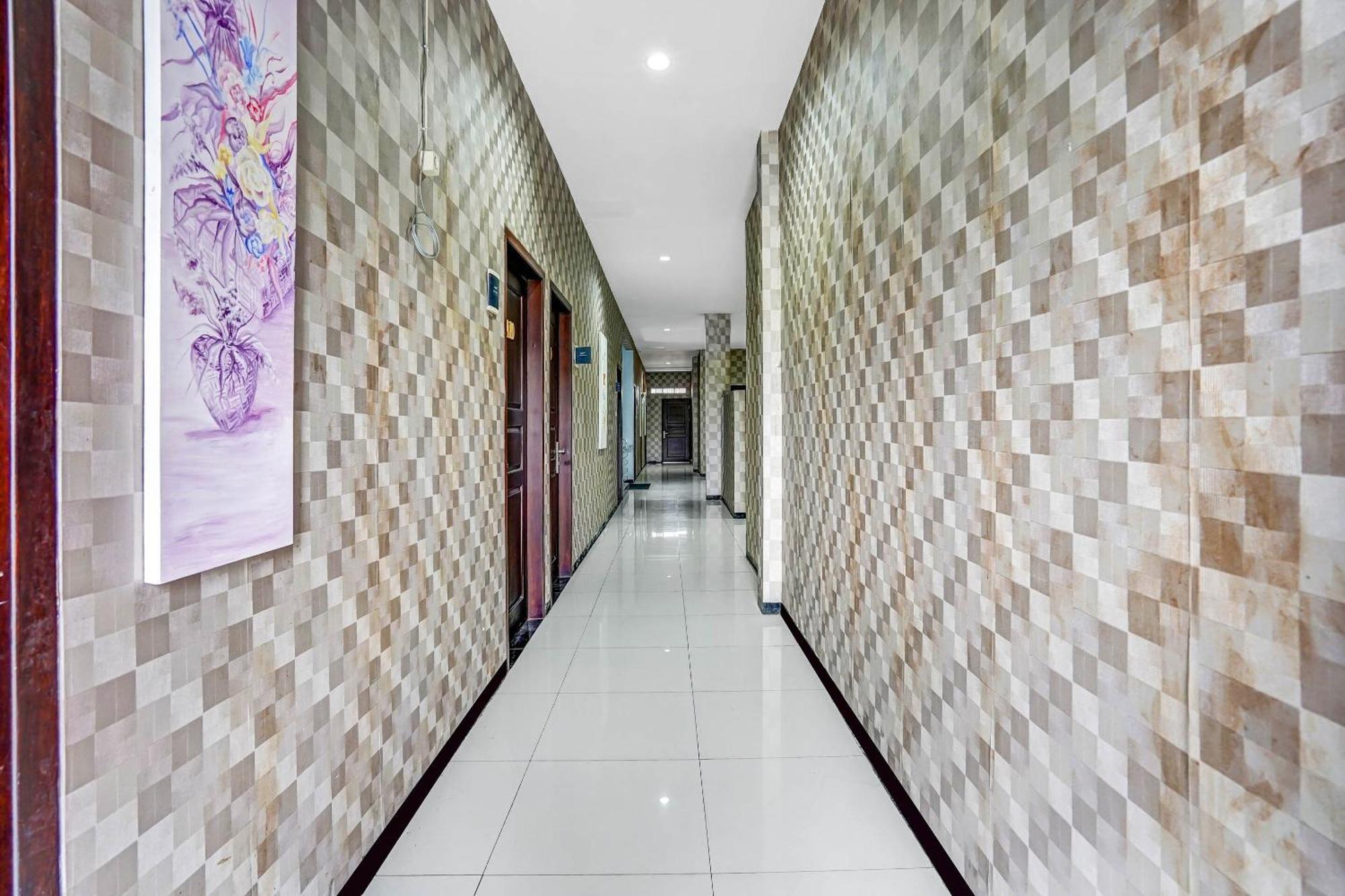 Oyo 90889 Dkb Residence Surabaya Buitenkant foto