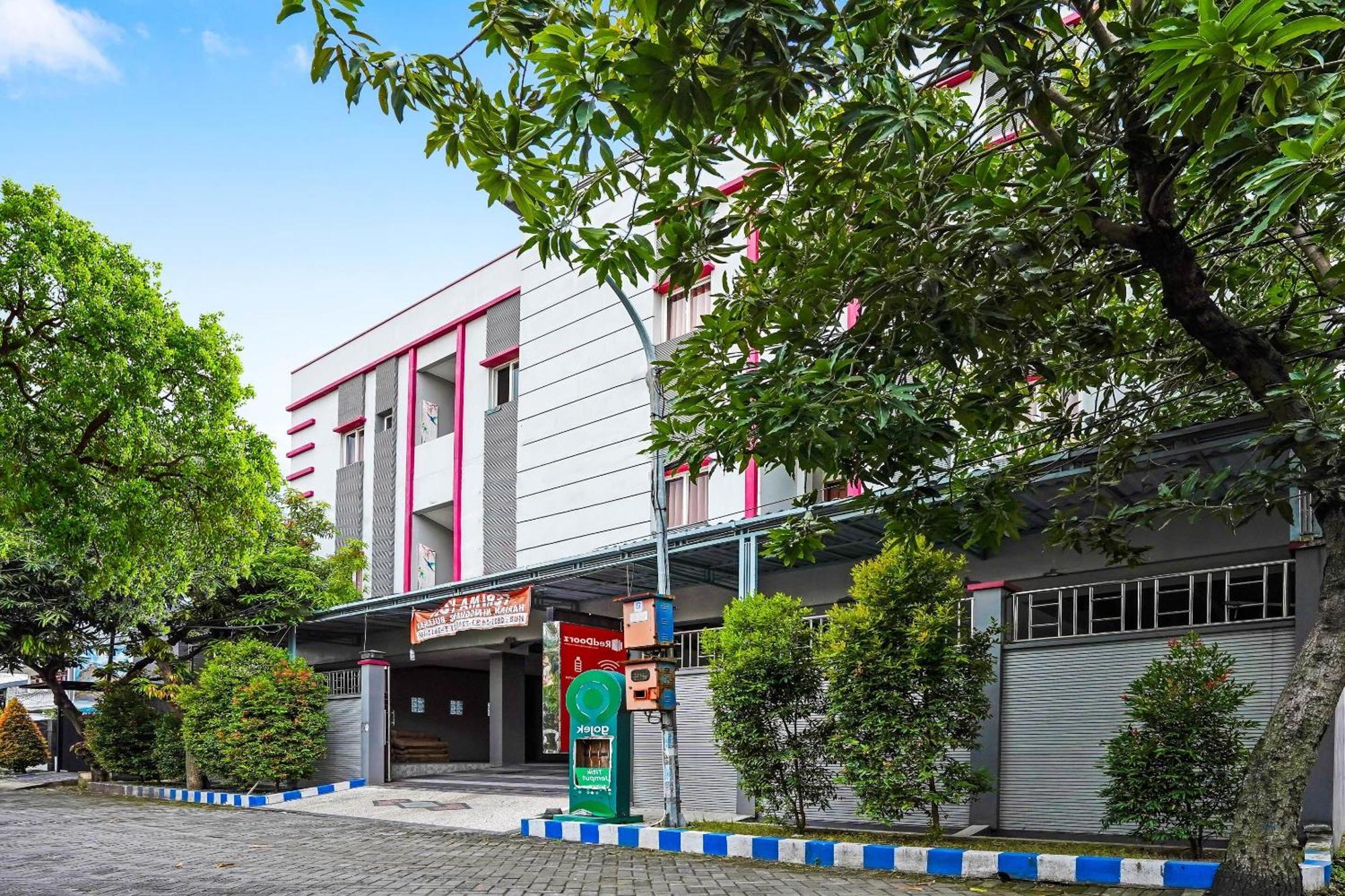 Oyo 90889 Dkb Residence Surabaya Buitenkant foto