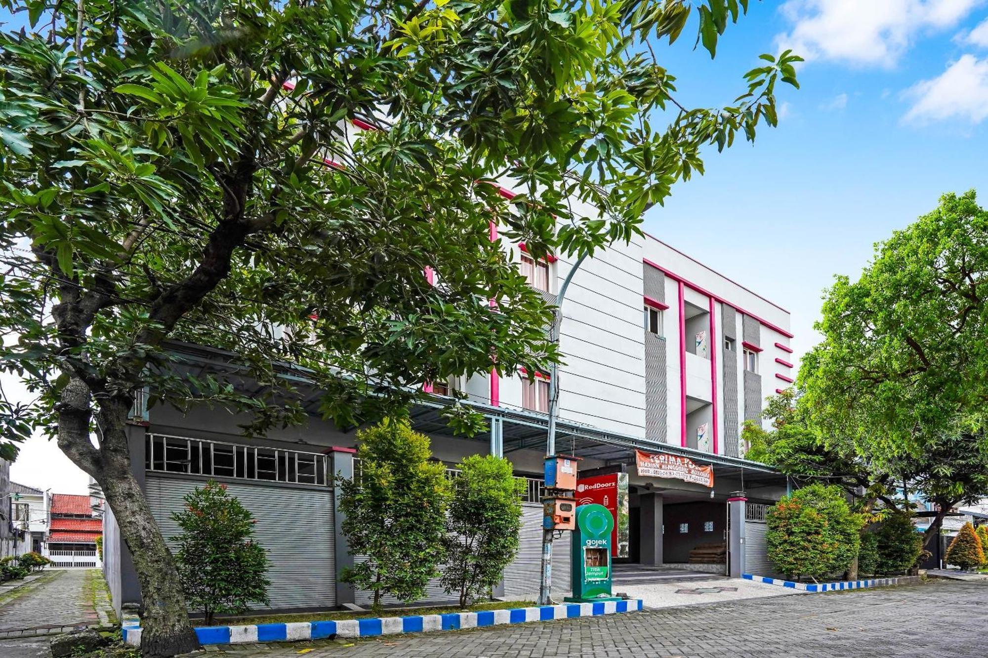 Oyo 90889 Dkb Residence Surabaya Buitenkant foto