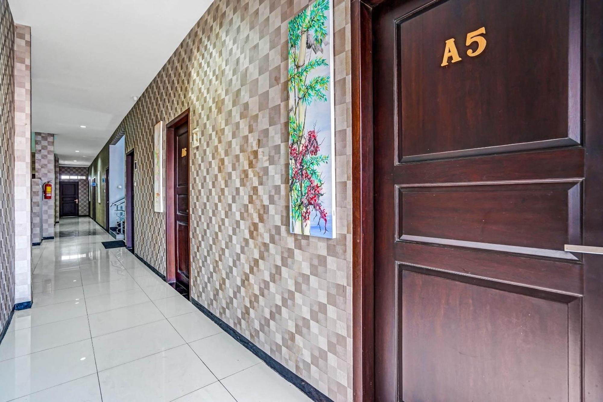 Oyo 90889 Dkb Residence Surabaya Buitenkant foto